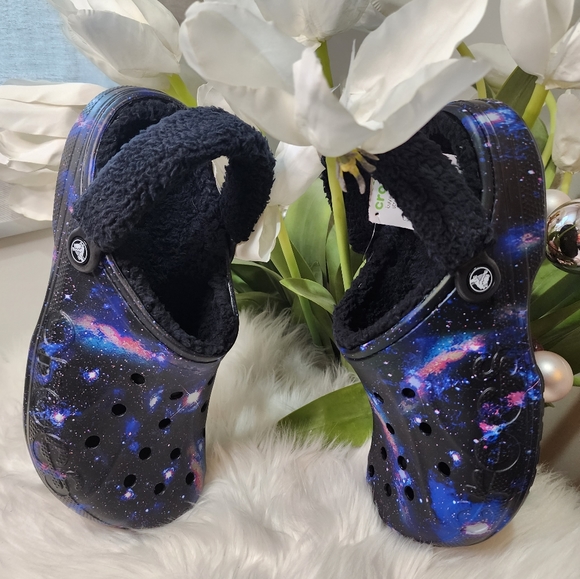 Crocs Baya Lined Fuzz-Strap Graphic Clogs Unisex Black / Multi New - Picture 1 of 10